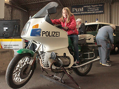 Die junge Dame findet das Polizeimotorrad der Marke BMW R 65 auch echt cool...!