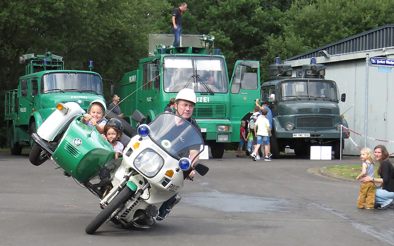 Die Fahrt mit dem Polizei-Beiwagenmotorrad ist für die Kinder ein besonderes Erlebnis beim Sommerfest im Polizeioldtimer Museum in Marburg