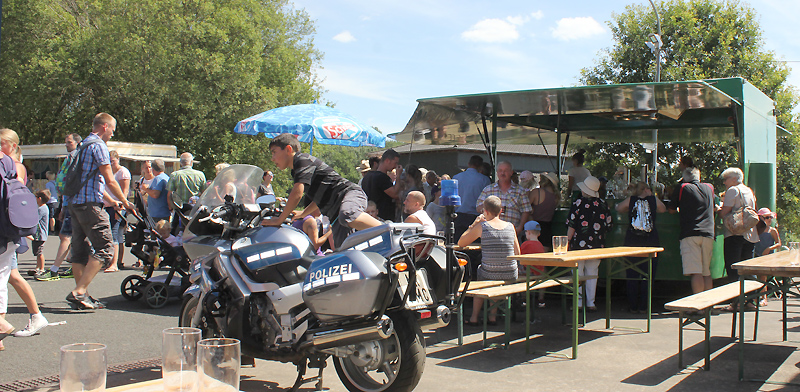 Einiges los beim Sommerfest im Polizeioldtimer Museum Marburg - auch am Getrnke- und Essensstand der Fa. Traber