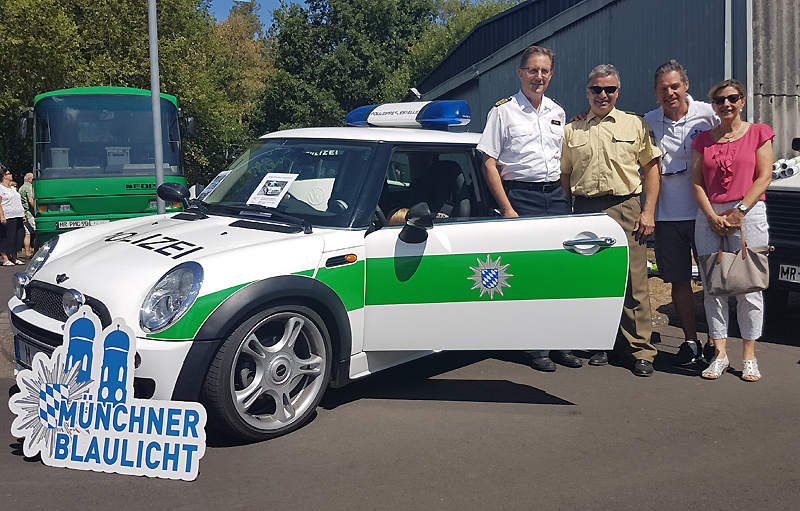 Neben dem Polizei-Mini aus München präsentieren sich, Polizeipräsident Bernd Paul (links) mit Ehefrau (rechts) und die beiden Münchner Kollegen Michael Kaufmann und Peter Reichel (Mitte)