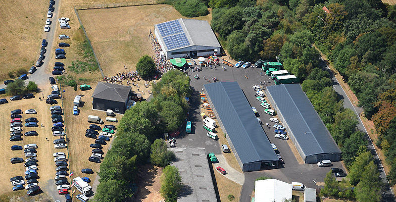 Luftaufnahme vom Gelände des 1. Deutschen Polizeioldtimer Museums Marburg während des Sommerfestes am 05.08.2018