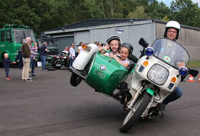 Die Mitfahrt im Beiwagenmotorrad war wieder einmal der Renner beim Sommerfest im Polizeioldtimer Museum