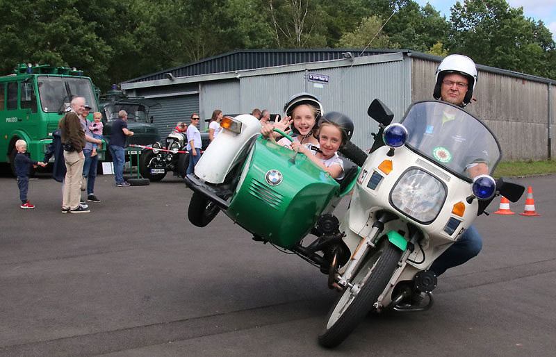 Die Fahrt mit dem Polizei-Beiwagenmotorrad war für die Kinder wieder einmal ein besonderes Erlebnis beim Sommerfest im 1. Deutschen Polizeioldtimer Museum in Marburg - wie man hier eindeutig sehen kann