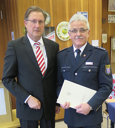 Polizeipräsident Bernd Paul und Polizeihauptkommissar Eberhard Dersch nach dem aushändigen der Urkunde