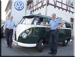 Polizei VW Bus mit von links: Hans-Georg Hoch und Hans-Peter Kaletsch