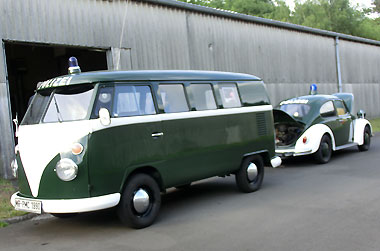 VW Käfer und VW T1 als Polizeifahrzeuge