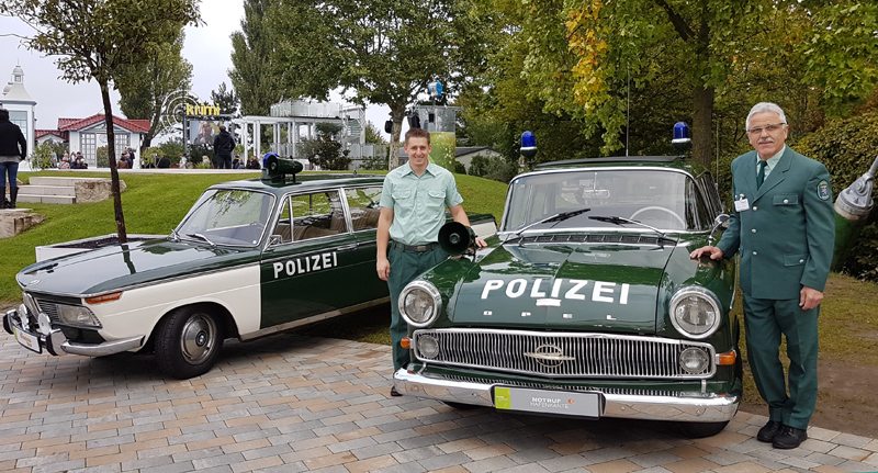 Der BMW 2000 mit Alexander Kaletsch und der Opel Kapitän mit Eberhard Dersch, standen während der gesamten Sendung des ZDF-Fernsehgarten direkt neben der Hauptbühne - viele bewunderten die schöne Polizeioldies und machten Bilder damit