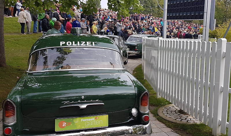 Die drei Polizeioldtimer stehen direkt in der Zufahrt zur Bühne des ZDF-Fernsehgartens - von hinten 
