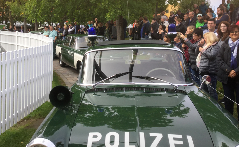 Die drei Polizeioldtimer stehen direkt in der Zufahrt zur Bühne des ZDF-Fernsehgartens