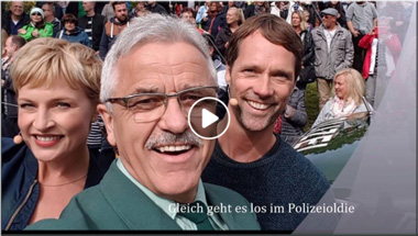 Schnell noch ein Bild vom Team Notruf Hafenkante Sanna Englund und Matthias Schloo mit Eberhard Dersch und dem Polizei-Opel Kapitän - eine Video auf unseren Facebookseiten
